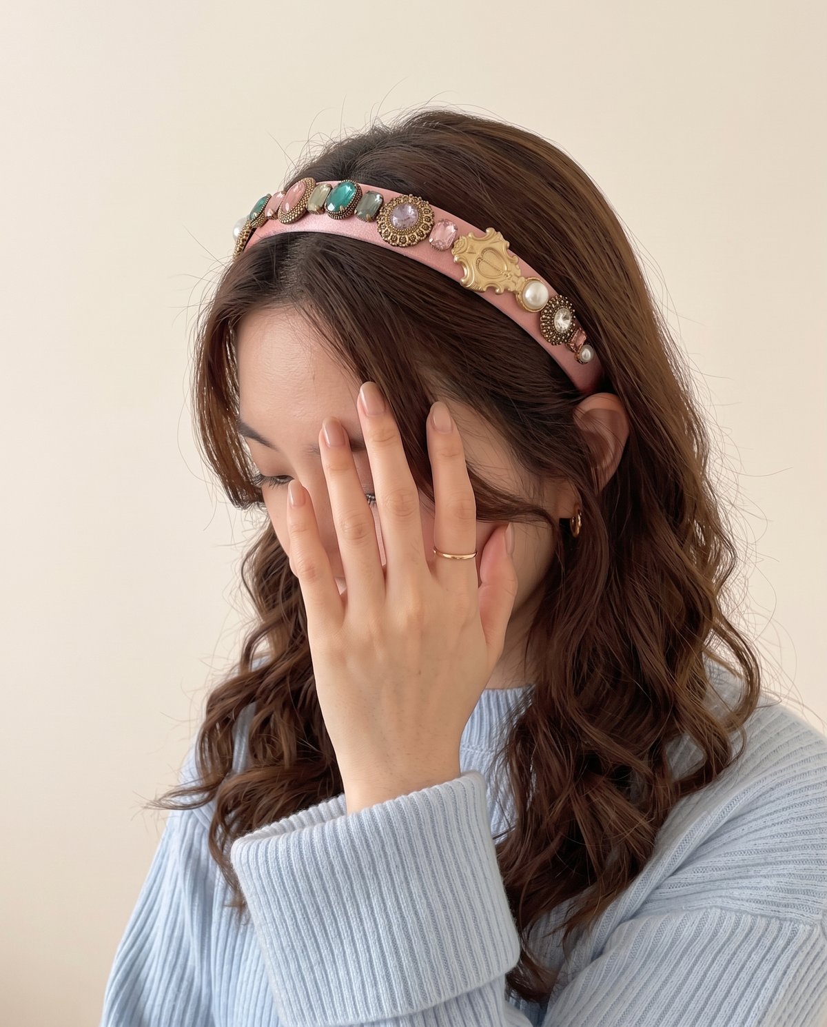 Baroque Pearl Heart Headband - Pink, on model